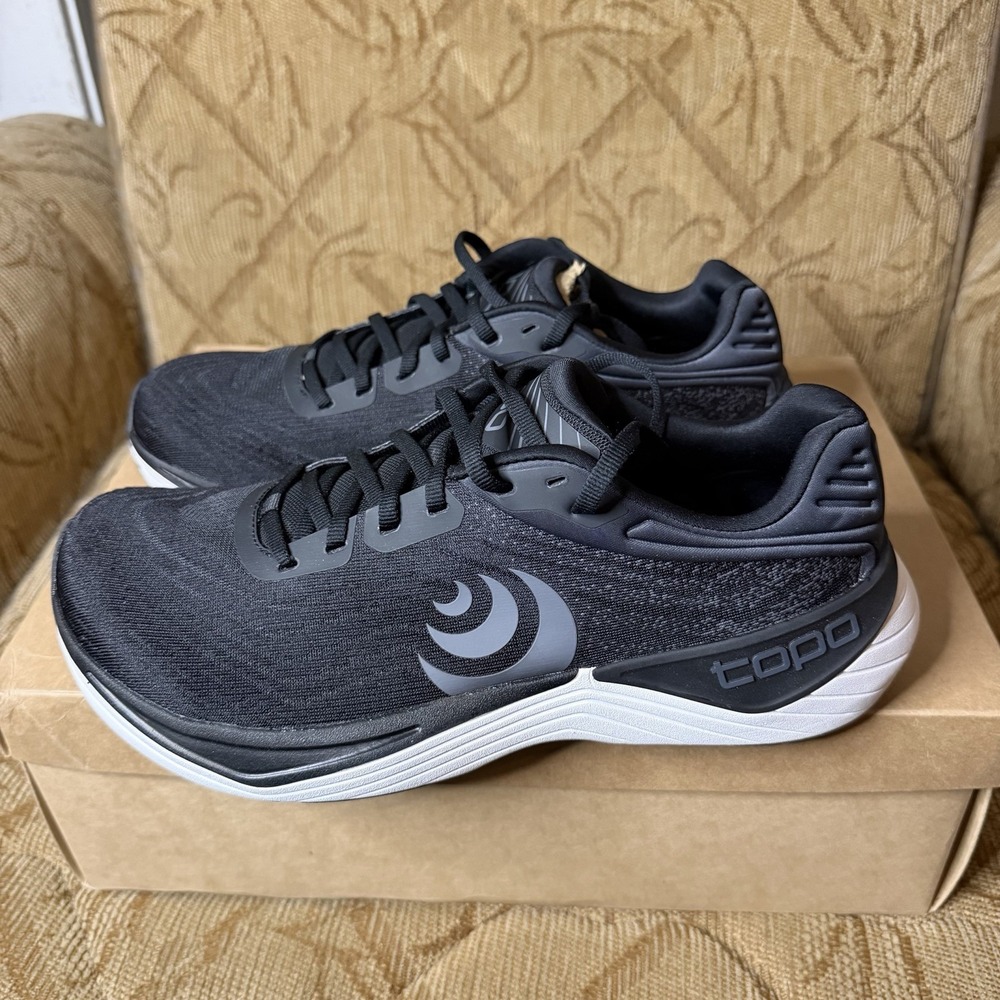 Topo Athletic Ultrafly 5 Women's Size 9 medium Road Running Shoes Black/white